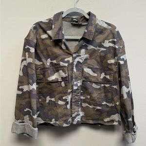 🔥 End of year sale🔥Short 3-button camo jacket-Express brand size M/L